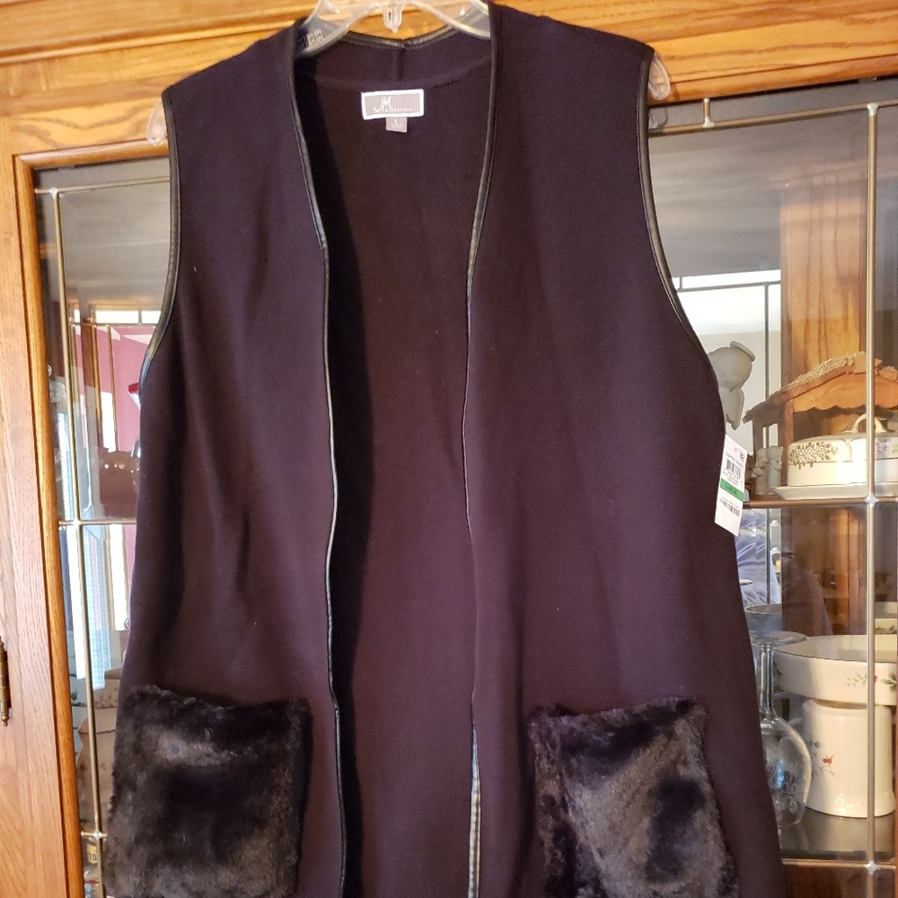 Sleeveless cardigan with fur pockets.